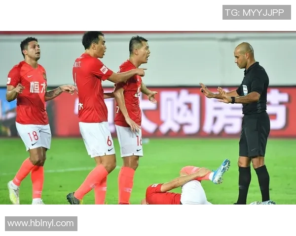 广州恒大淘宝迎战大连队全力争胜力争中超联赛冠军荣耀